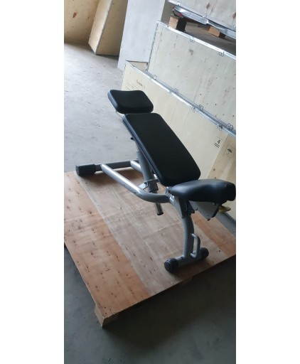 ( Certified Pre-owned ) Technogym Adjustable Bench